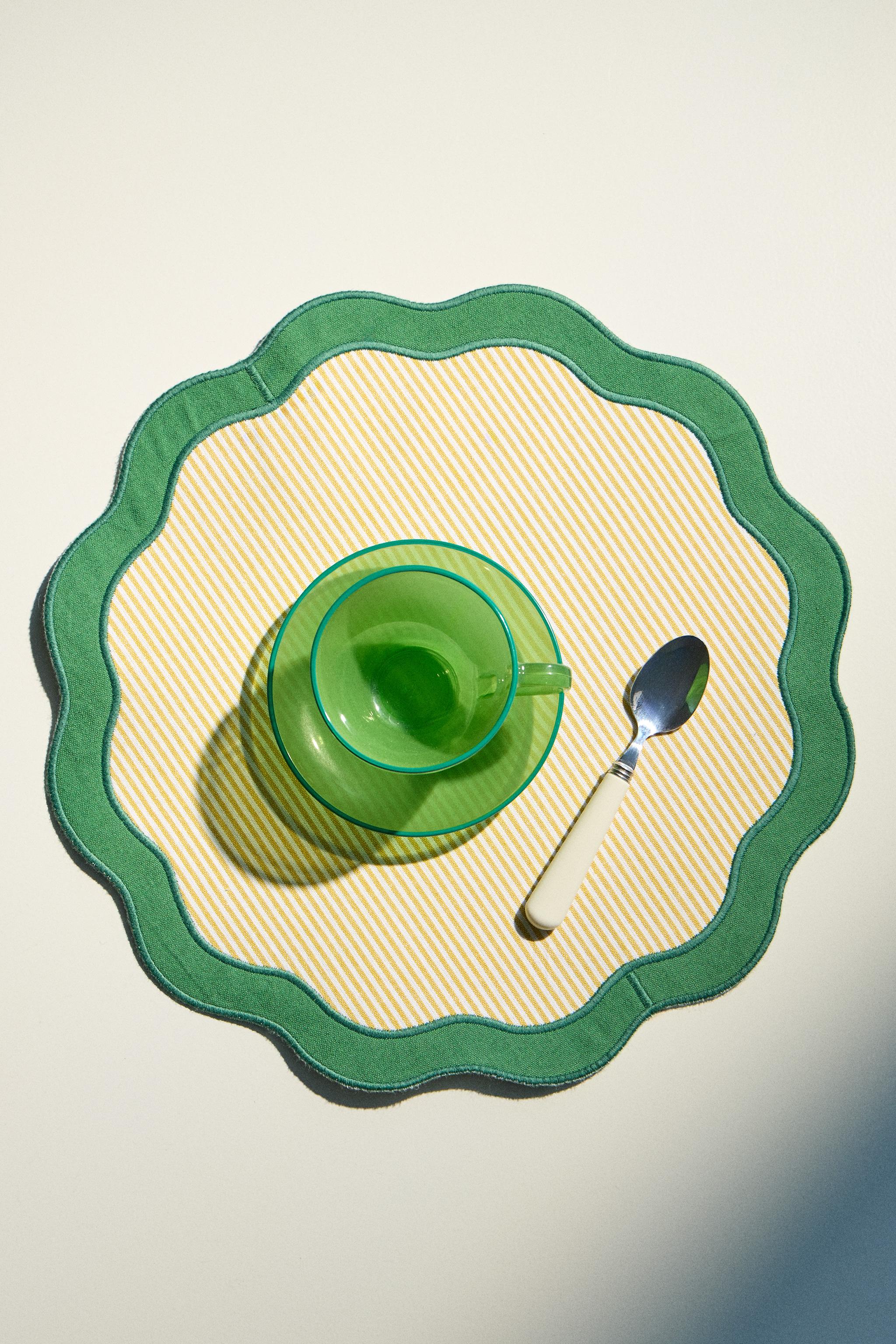 STRIPED PLACEMAT WITH SCALLOPED EDGE