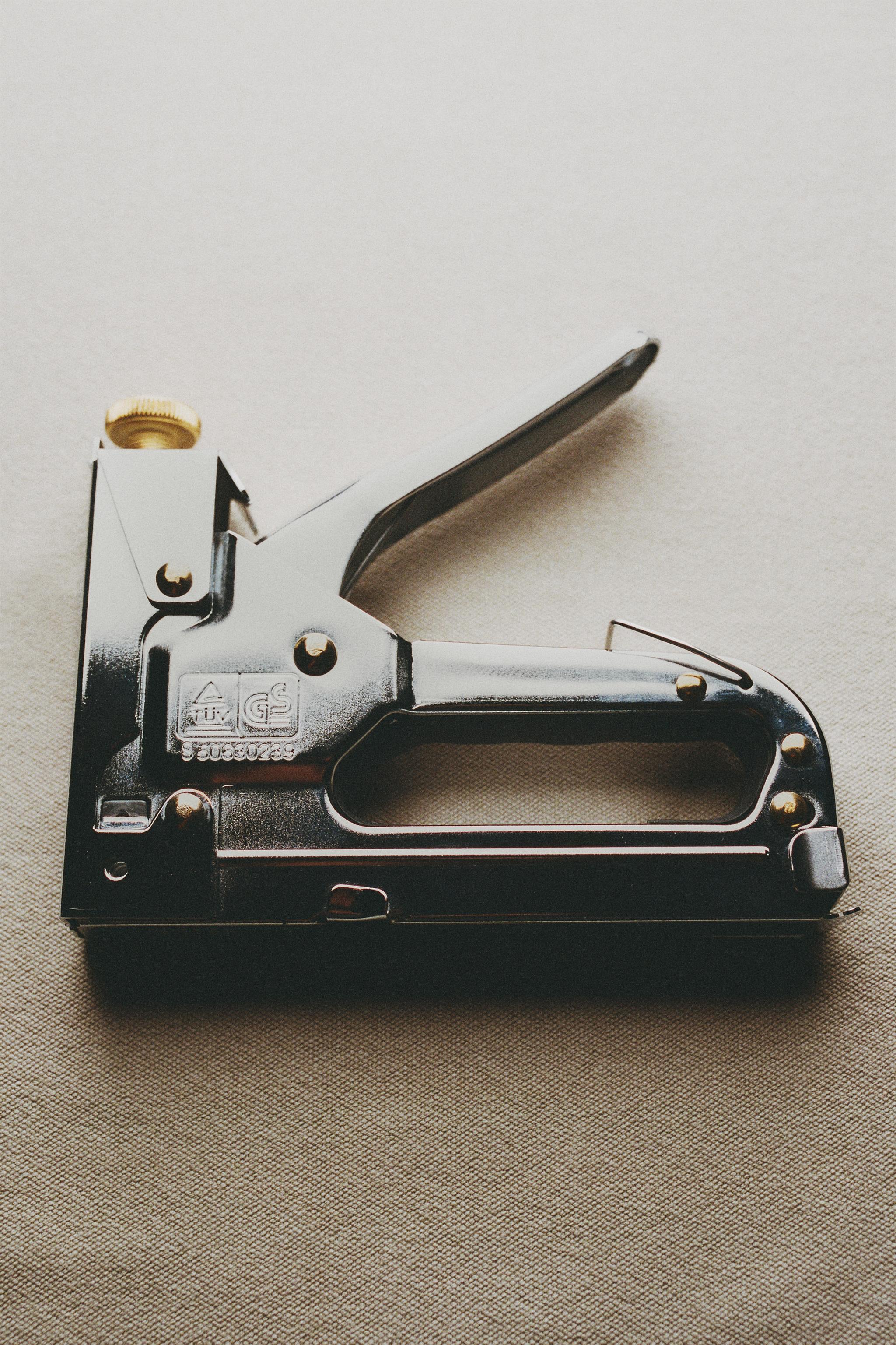 MANUAL STEEL STAPLER - Silver | ZARA Canada