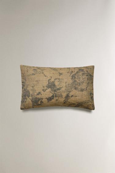 غلاف وسادة بطبعة ضربات فرشاة - كاكي الخاص بـ Zara - صورة 0