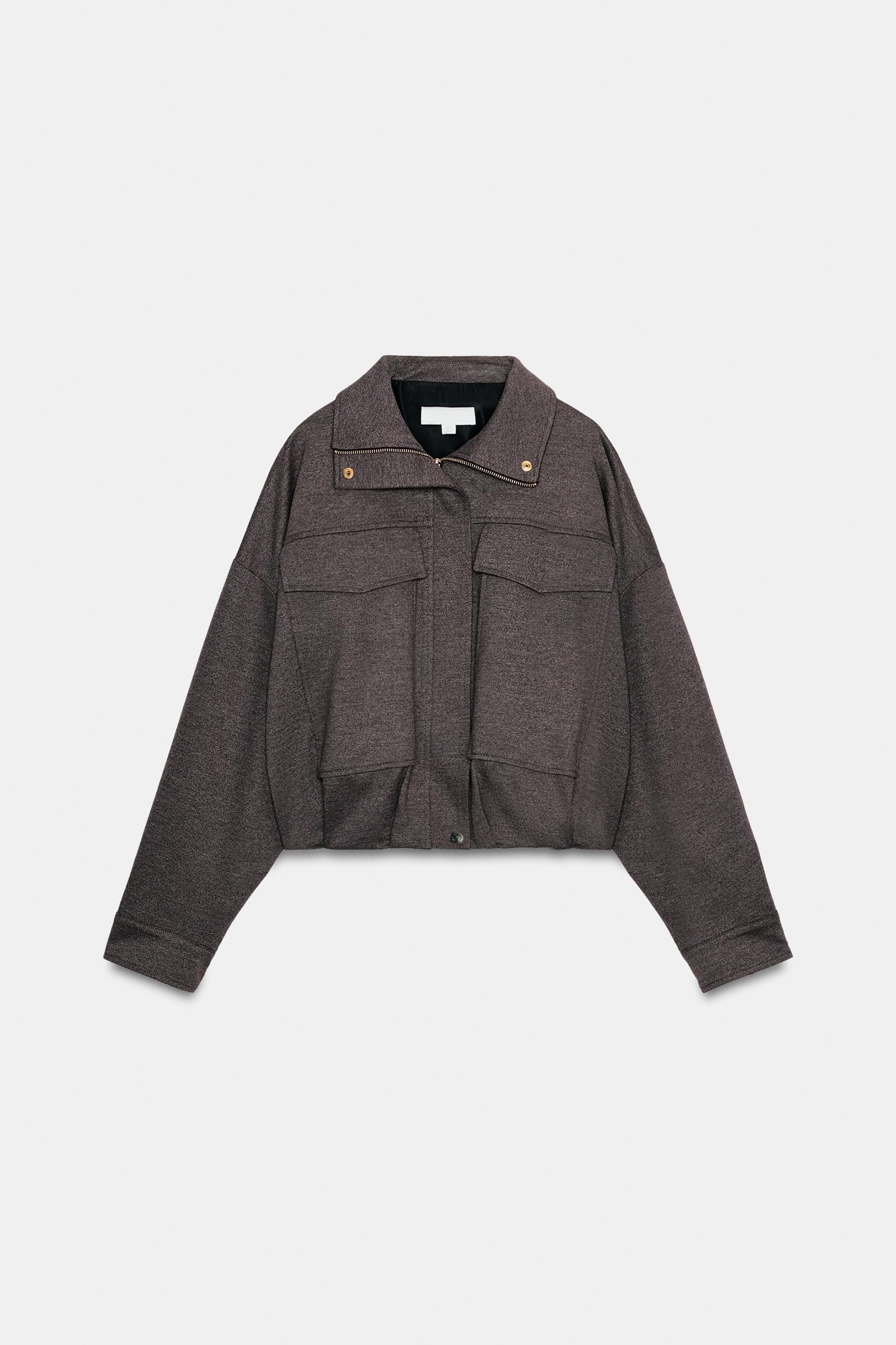 Μπροστινή όψη καφέ μελανζέ bomber μπουφάν με όρθιο γιακά, μπροστινές τσέπες με καπάκι και κρυφό φερμουάρ.