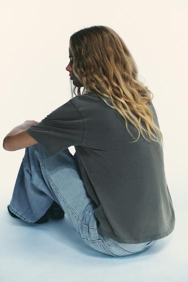 تيشرت بمظهر مغسول ورقع - رمادي أنثراسايت الخاص بـ Zara