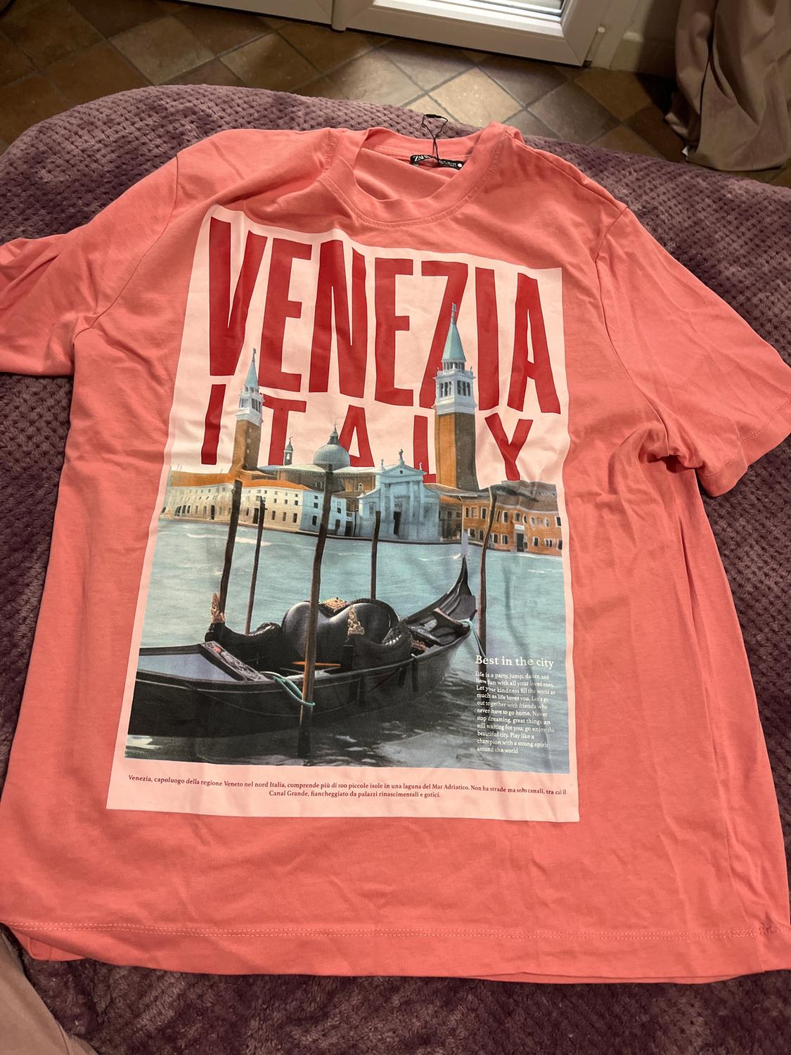 Pink t-shirt with image of Venice, Italy. Large text: "VENEZIA ITALY". Includes a gondola and Venetian buildings.