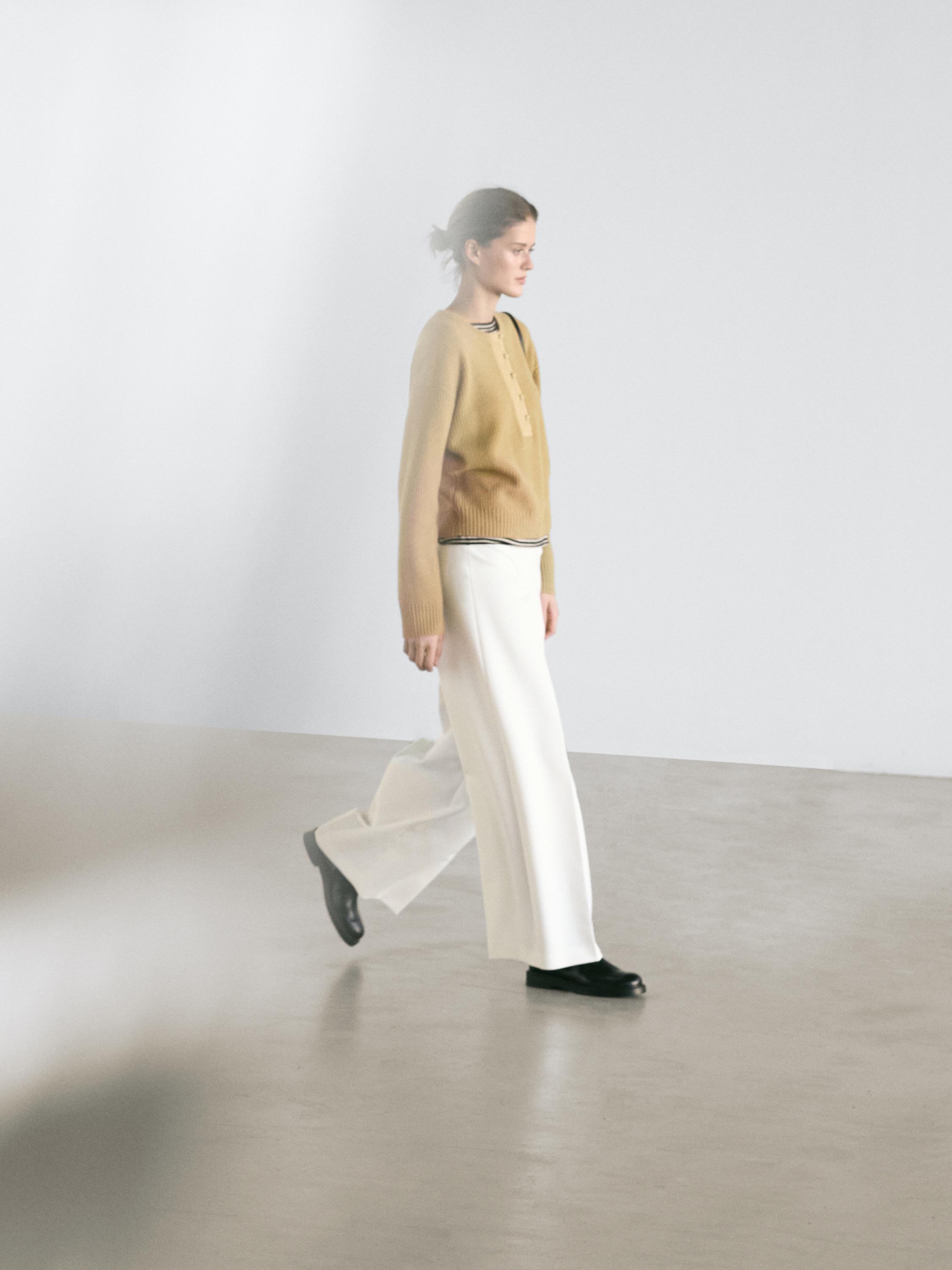 Wide-leg voluminous trousers