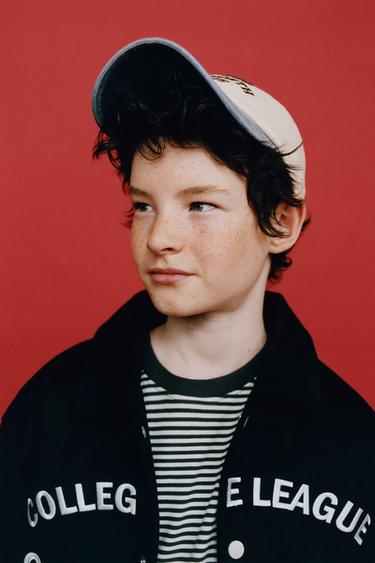 CAZADORA BOMBER EFECTO ANTE TEXTO BORDADO - Negro de Zara