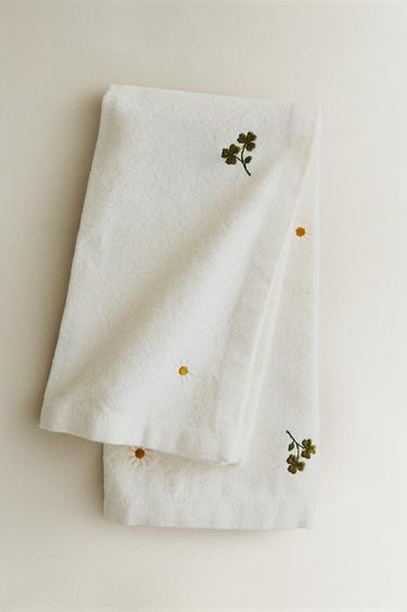 PACK OF EMBROIDERED CLOVER AND DAISY NAPKINS (PACK OF 2) - Ecru by Zara