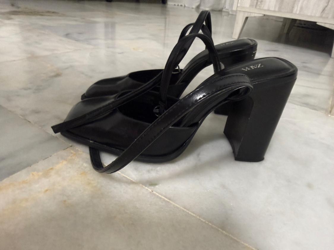 ZAPATO DE TACÓN NEGRO PUNTERA CUADRADA - Image 2