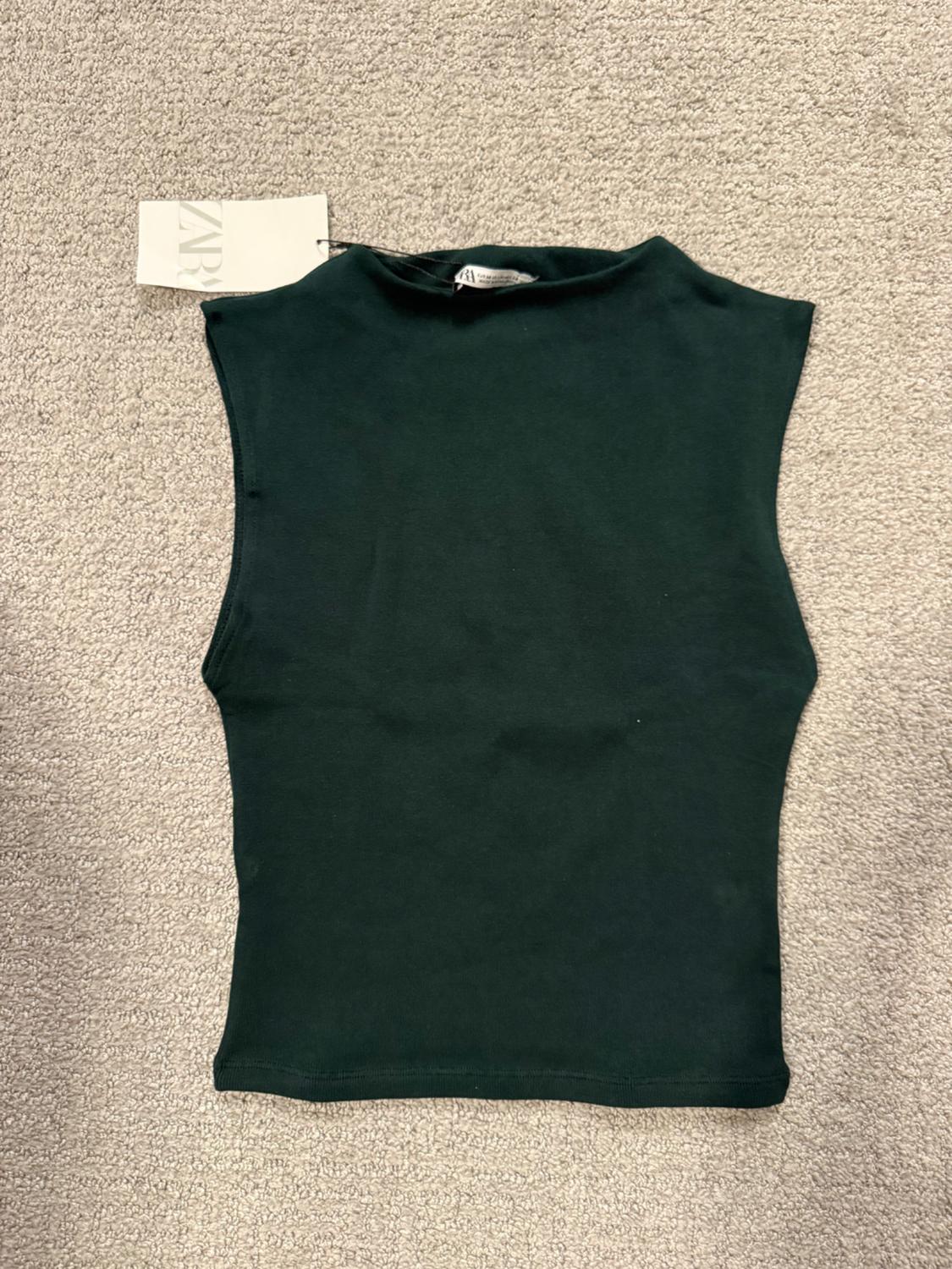 SLEEVELESS MOCK NECK TOP