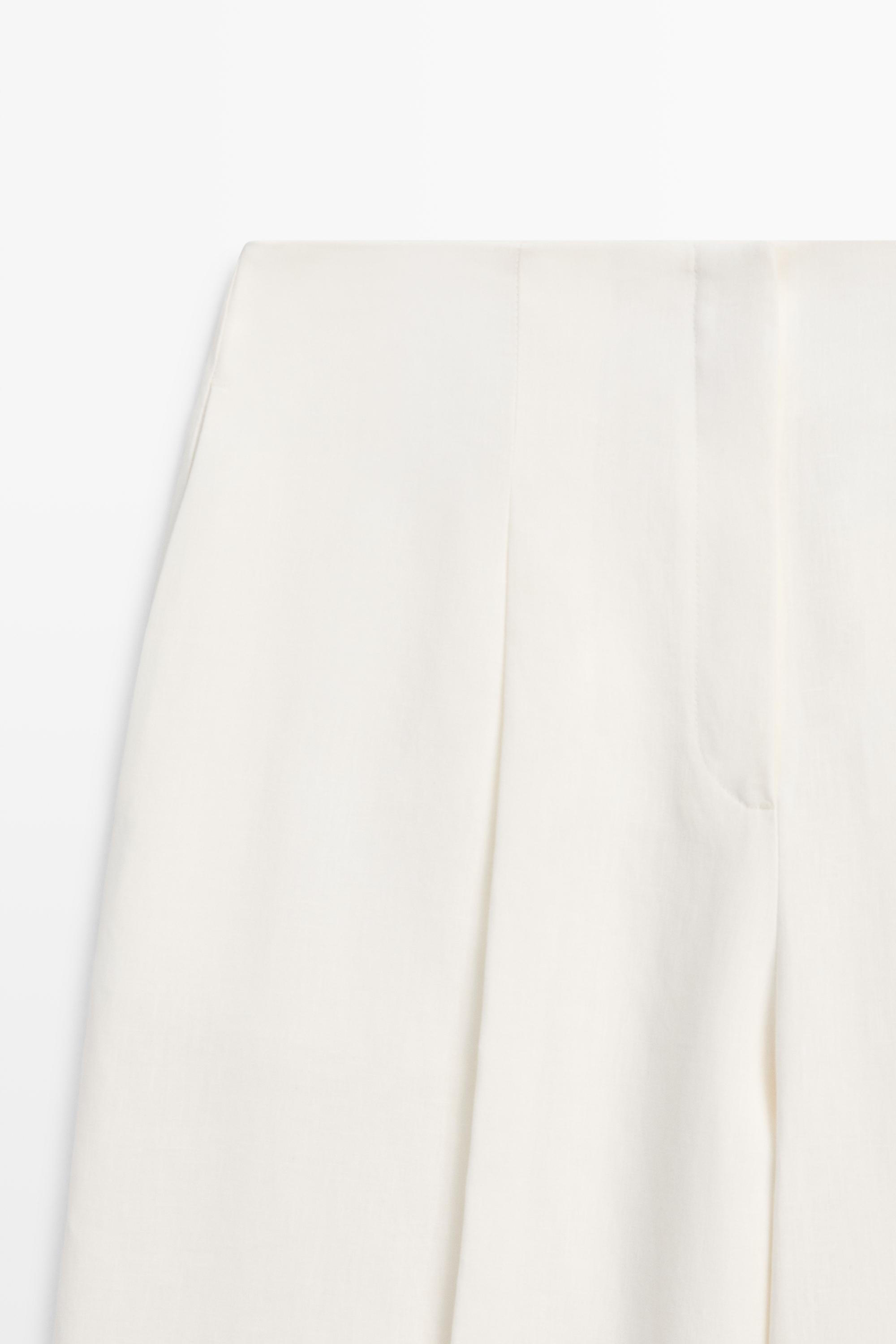 Linen trousers with darts