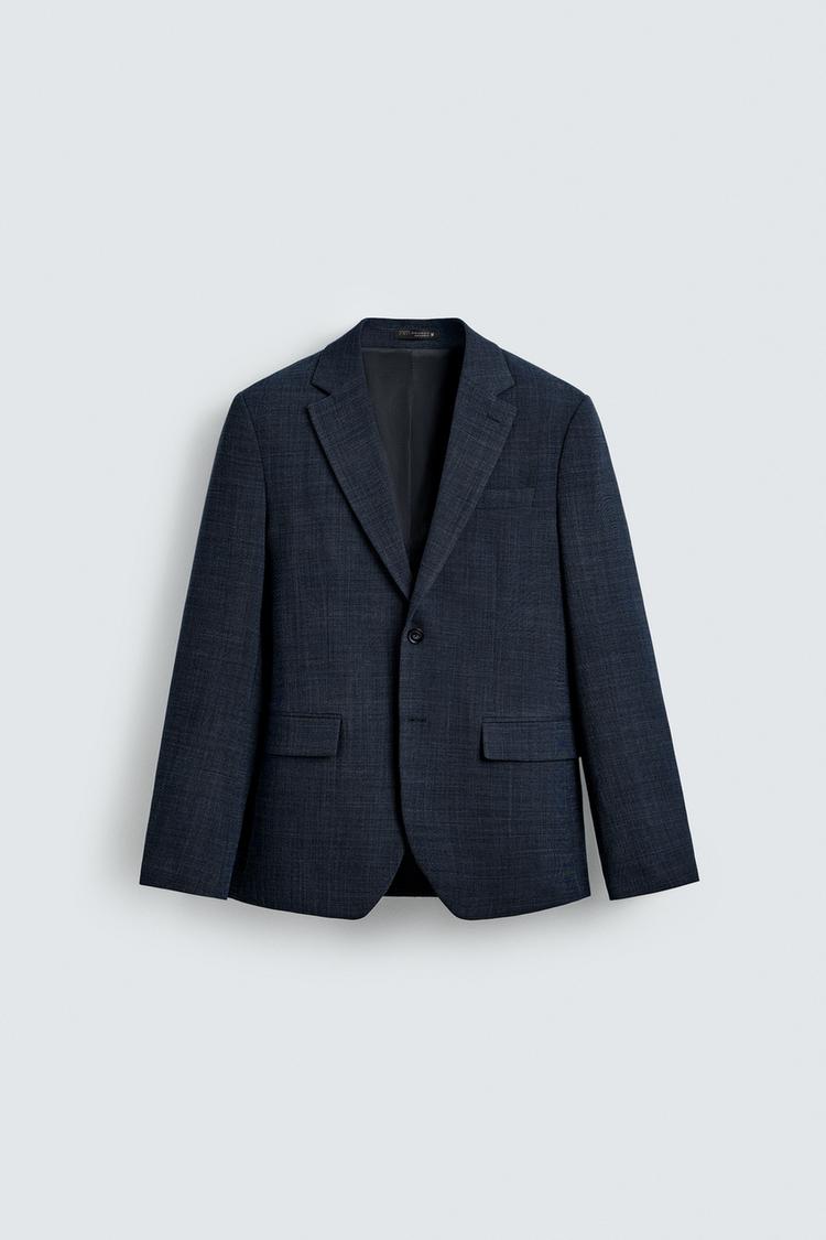 Μπροστινή όψη του ανοιχτό γκρι slim fit blazer με πέτα με εγκοπή, τσέπες με καπάκι στο ύψος των γοφών και μπροστινό κλείσιμο με κουμπιά.