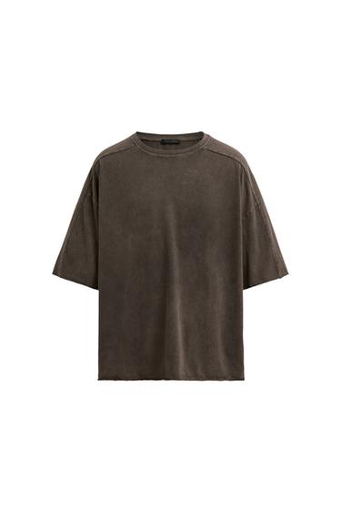 Μπροστινή όψη καφέ κοντομάνικου T-shirt με ίσια γραμμή.