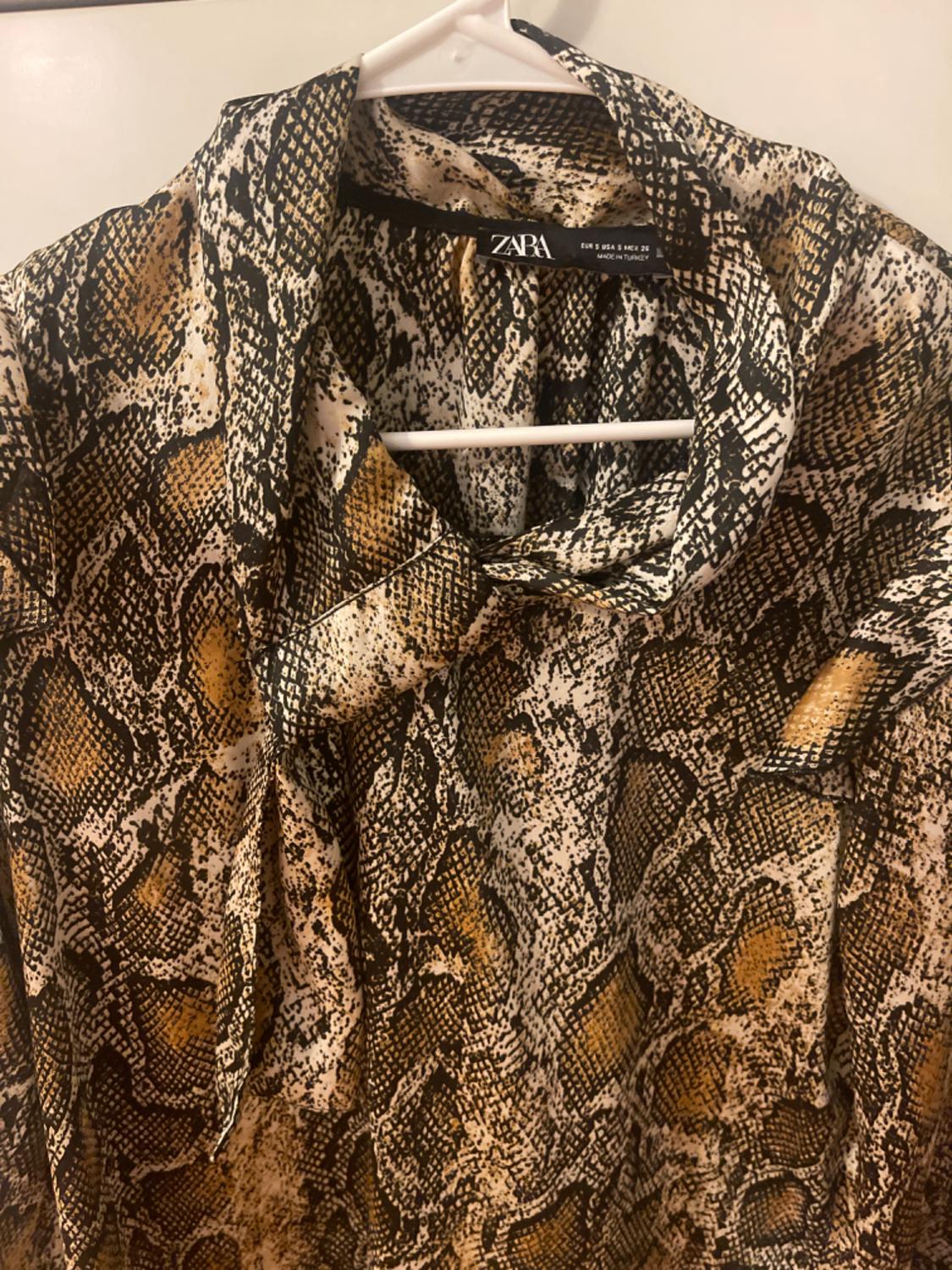 BLUSA ESTAMPADO SERPIENTE - Image 3