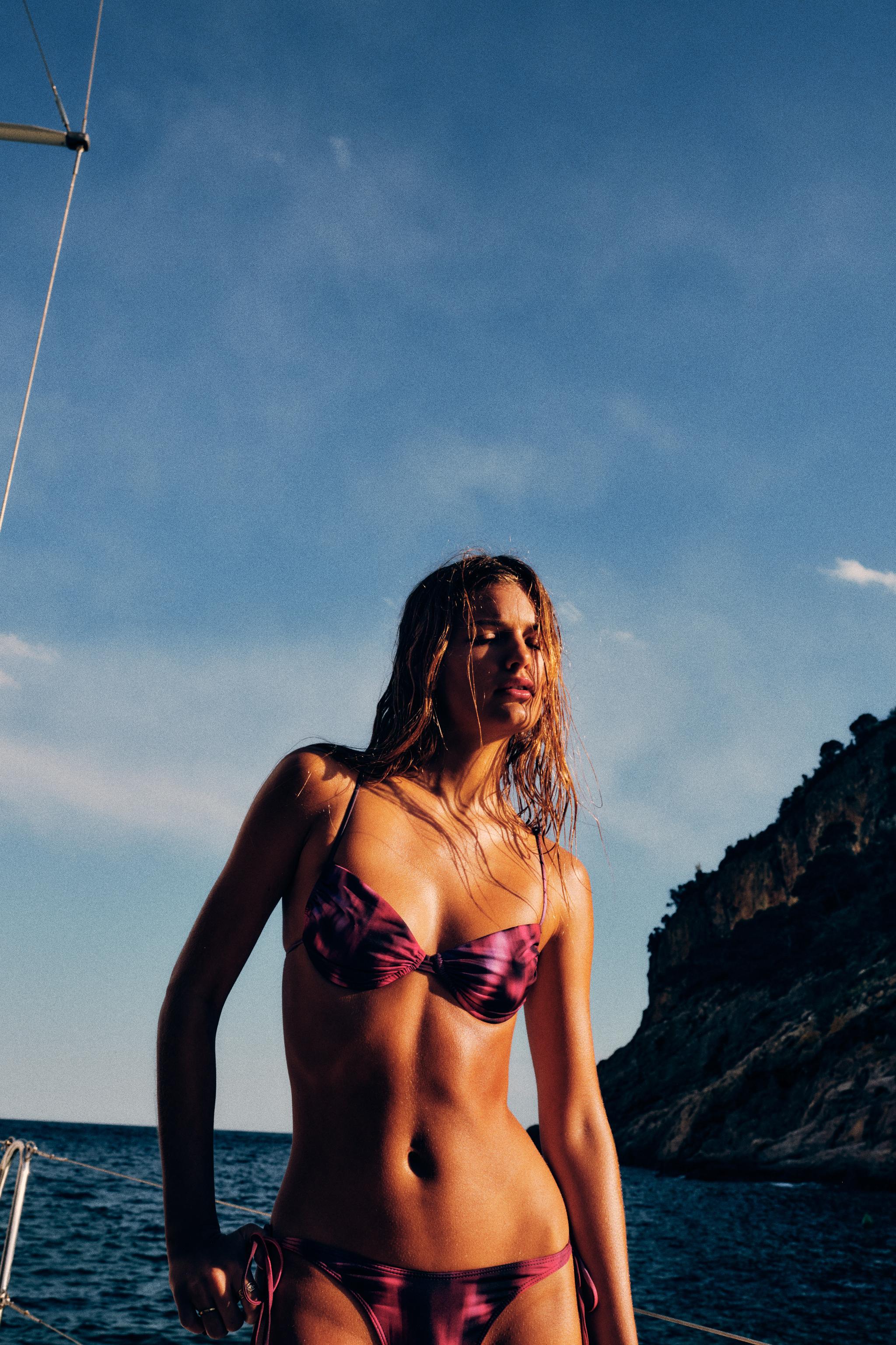 бикини вид с зади худые