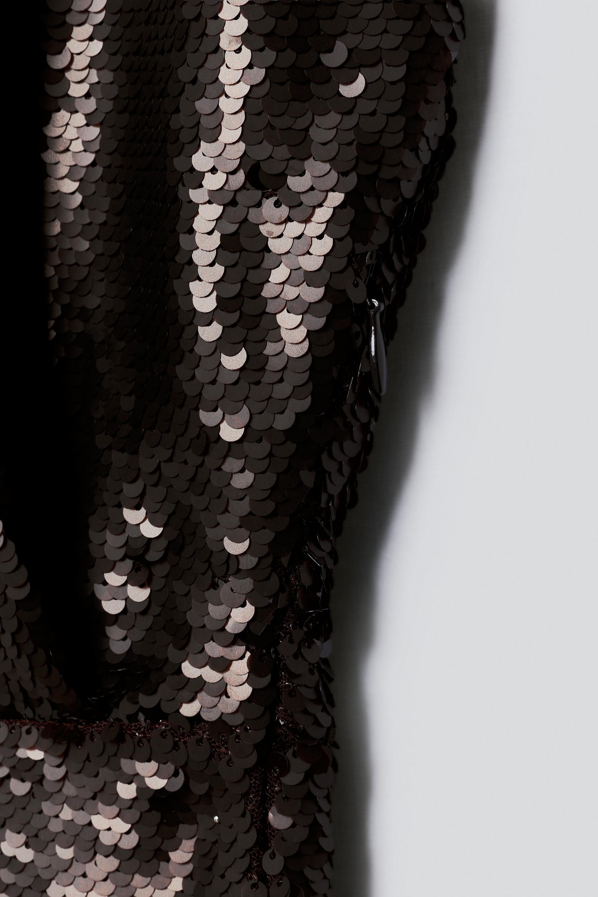 ROBE MI-LONGUE DRAPÉE À PAILLETTES