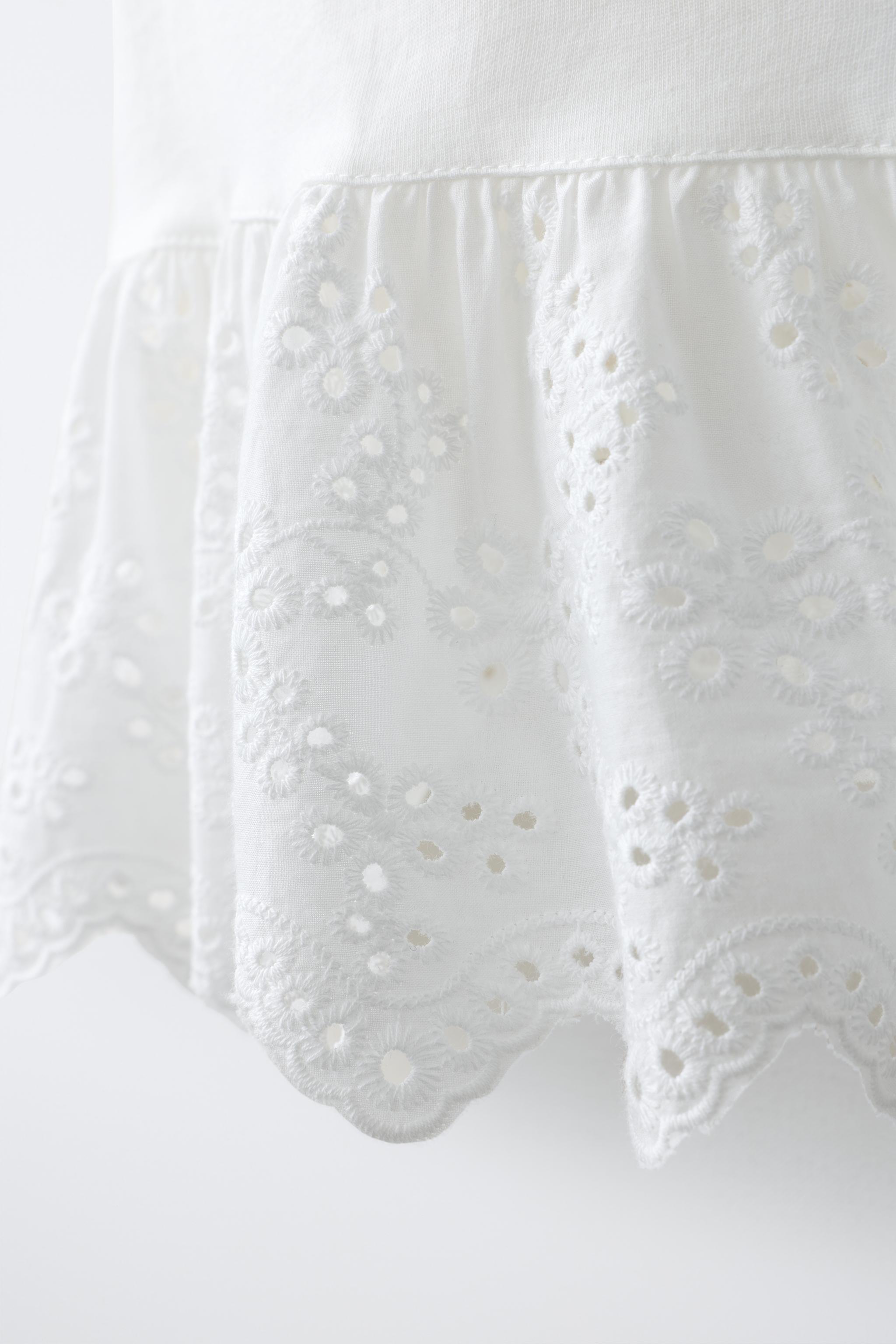 Детские футболки Zara SWISS EMBROIDERY CONTRAST T-SHIRT — фото 4