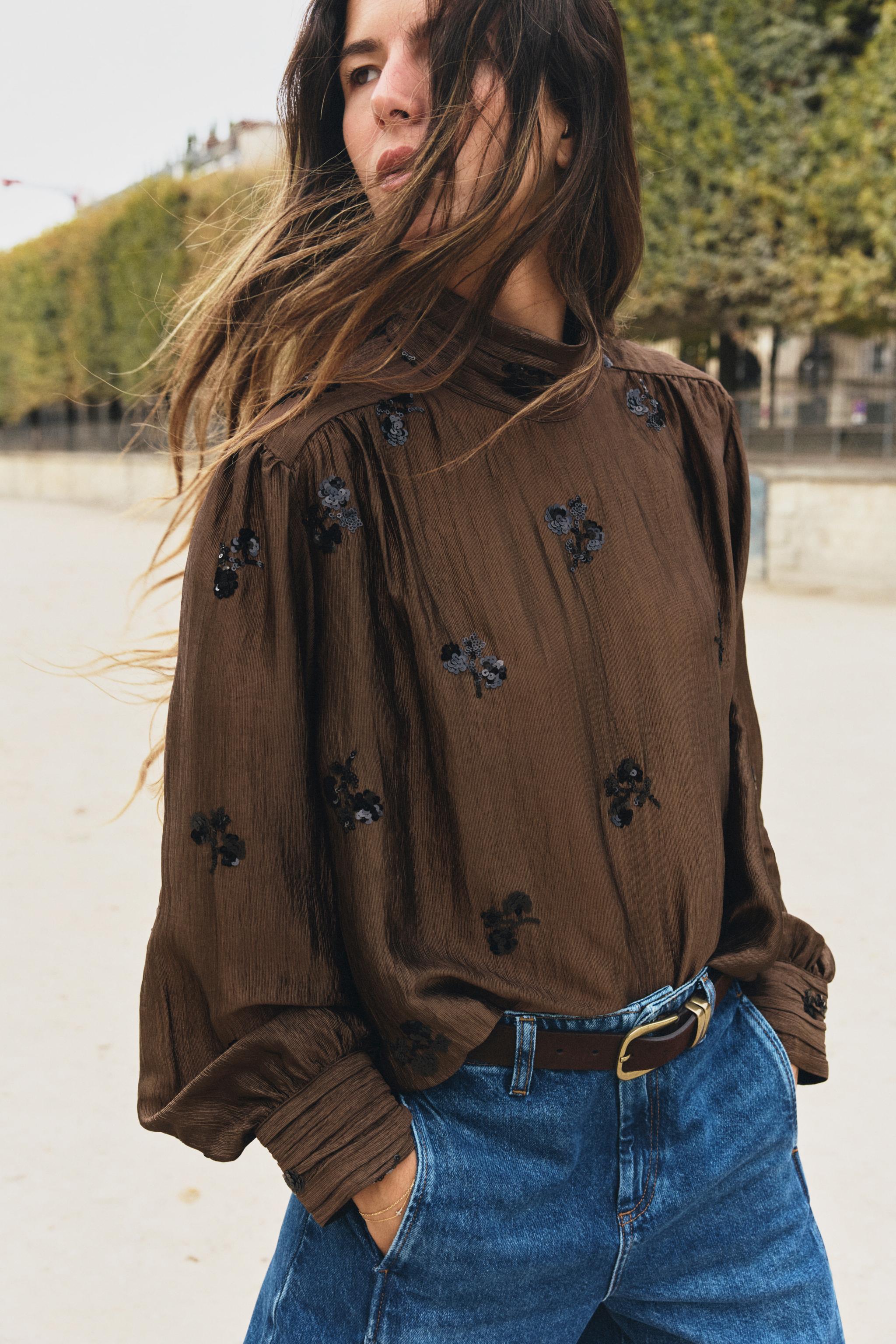BLOUSE À FLEURS ET PAILLETTES
