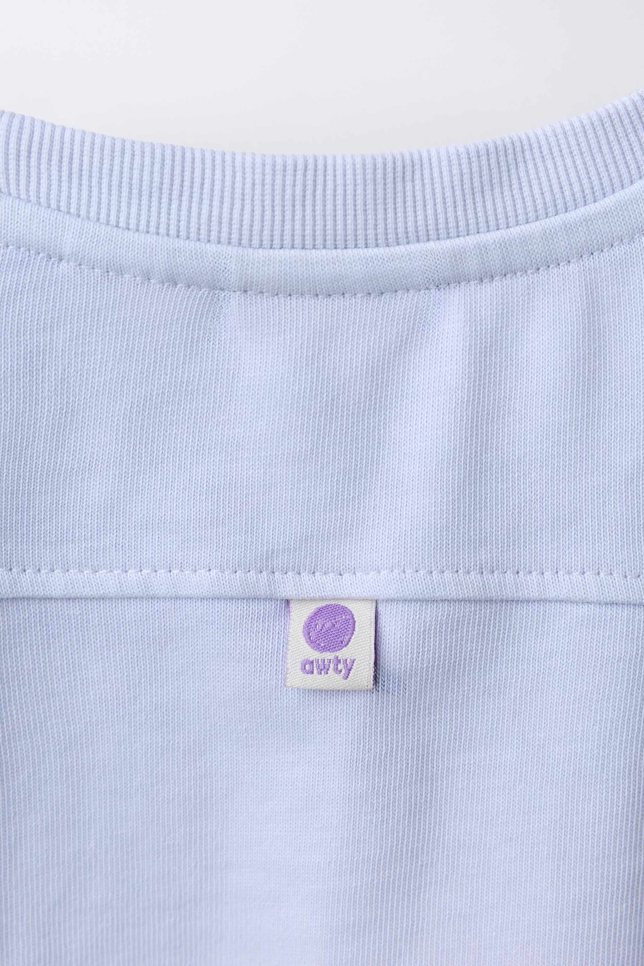 T-SHIRT UNI À ÉTIQUETTE