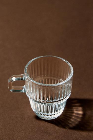 SKLENENÁ ŠÁLKA NA ESPRESSO S RELIÉFNYM DIZAJNOM - 990 zn. Zara