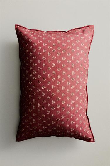 STRIPED AND FLORAL CUSHION COVER - وردي الخاص بـ Zara