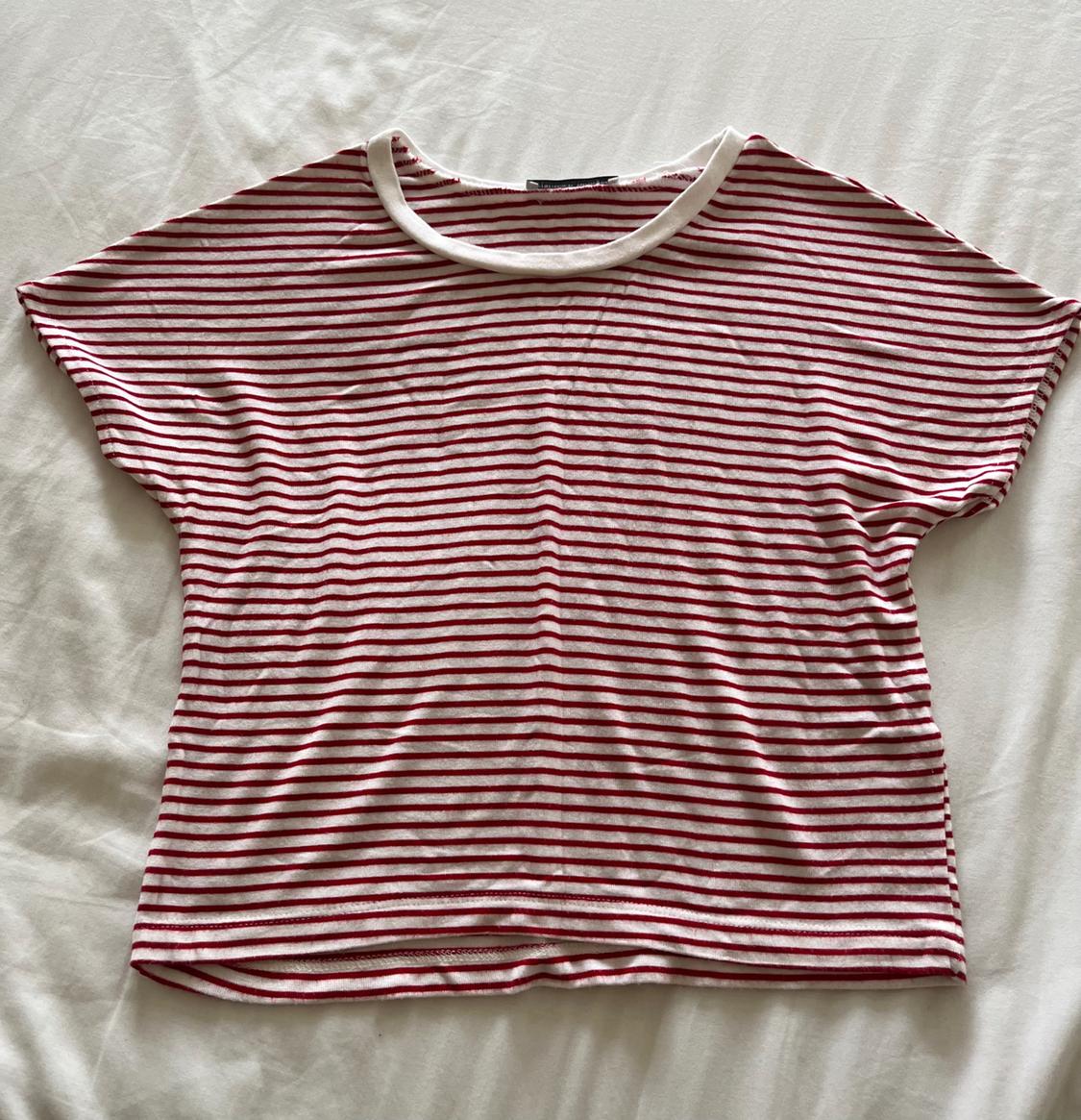 RED AND WHITE STRIPE SHORT SLEEVED TSHIRT. SLIGHTLY CROPPED. SOFT JERSEY FABRIC. - Image 2