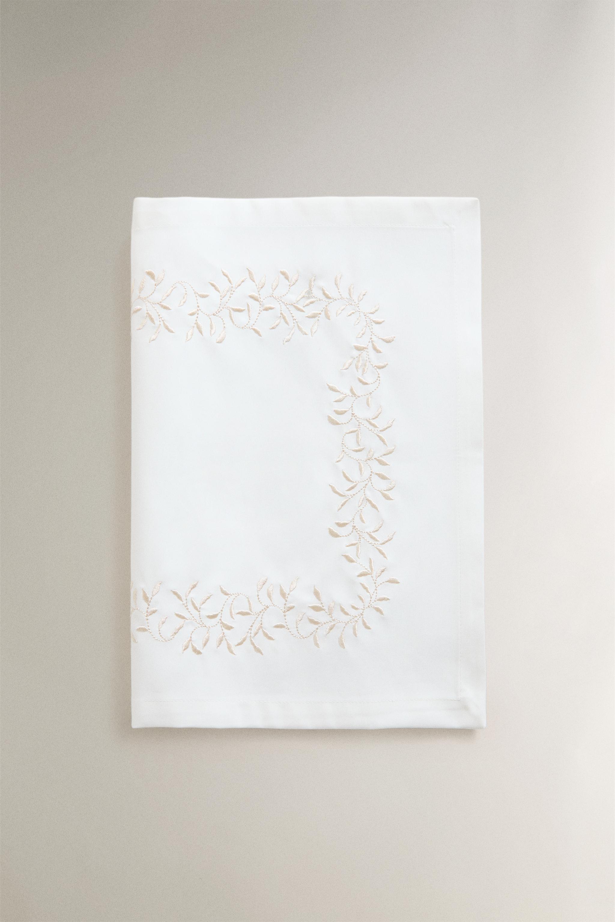 PACK OF EMBROIDERED SATIN NAPKINS (PACK OF 2) — Ecru