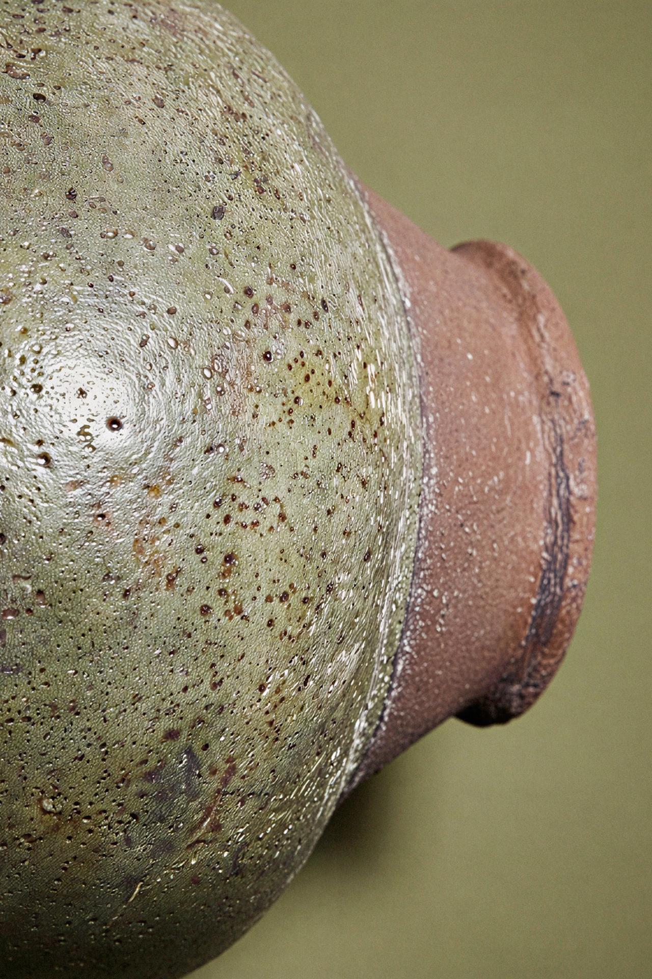 ROUND DECORATIVE CERAMIC VASE — Light maroon