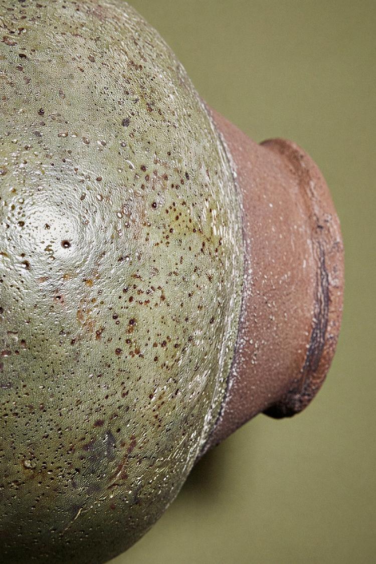 ROUND DECORATIVE CERAMIC VASE — Light maroon