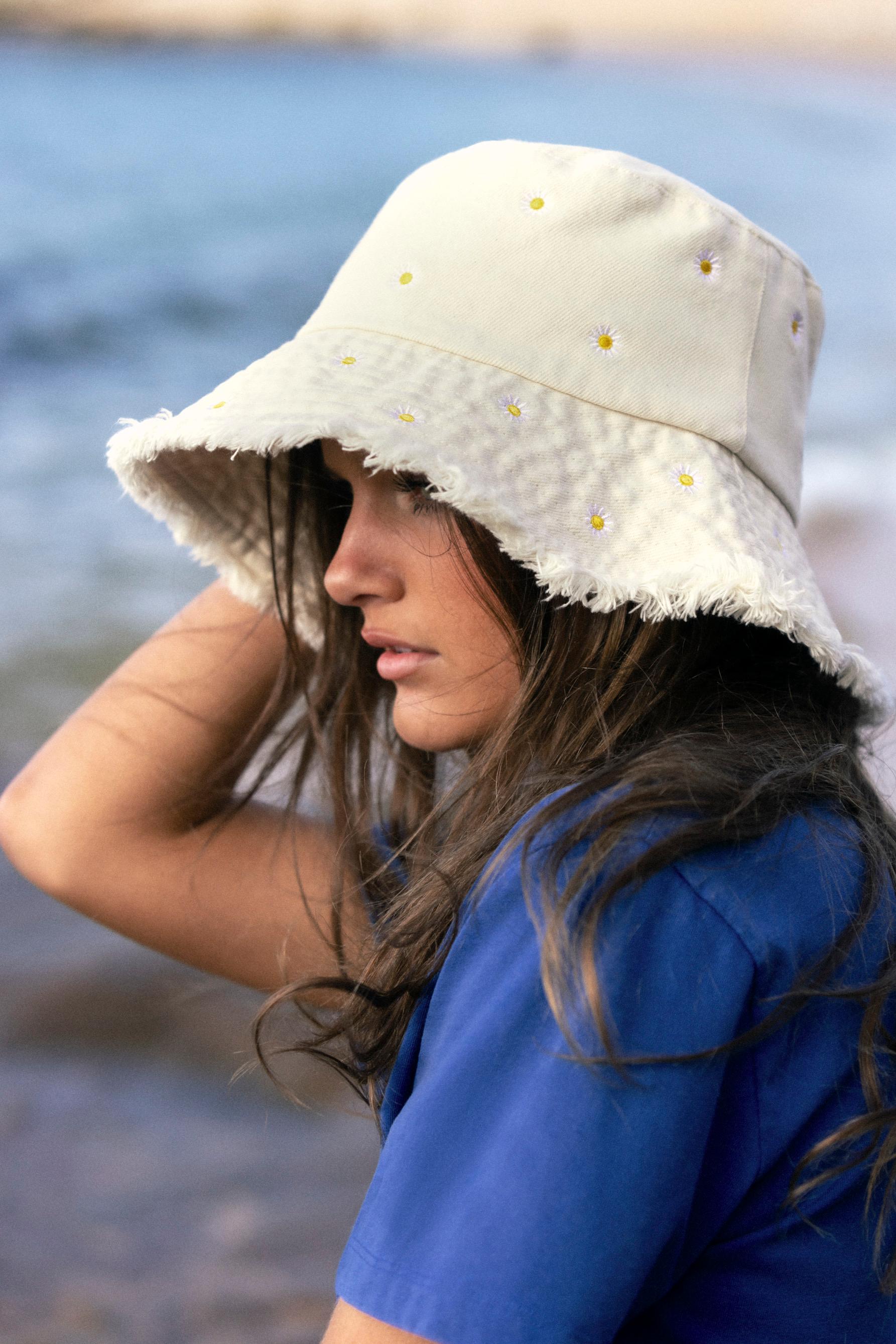 DAISY EMBROIDERED BUCKET HAT — Ecru