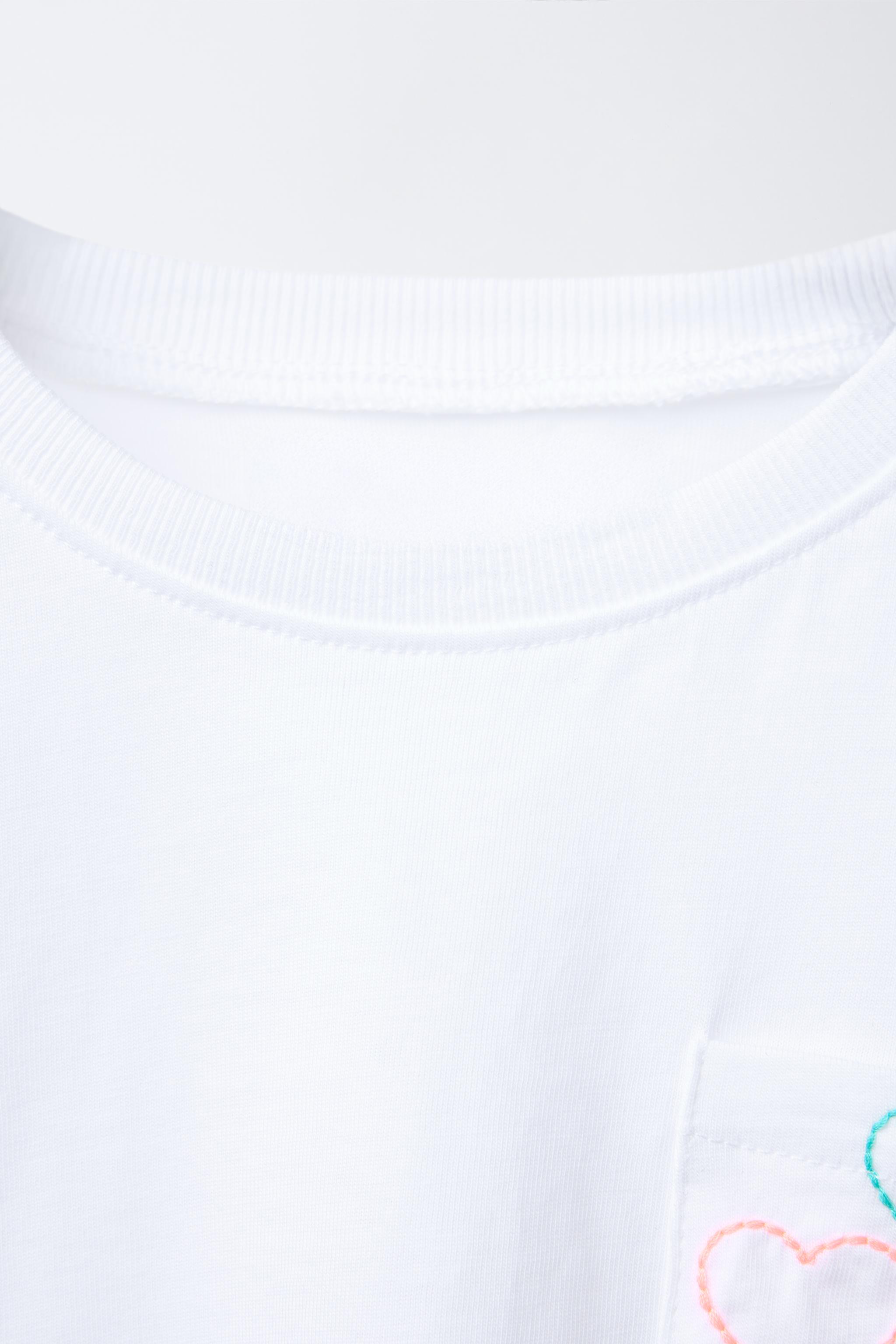 T-SHIRT À POCHE BRODÉE