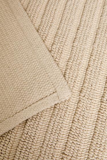 NON-SLIP TEXTURED BATH MAT - Sand by Zara - Image 3