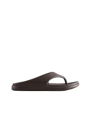 SANDALES DE BAIN CAOUTCHOUTÉES - Marron de Zara