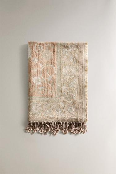 DECORATIVE FLORAL THROW - بني الخاص بـ Zara