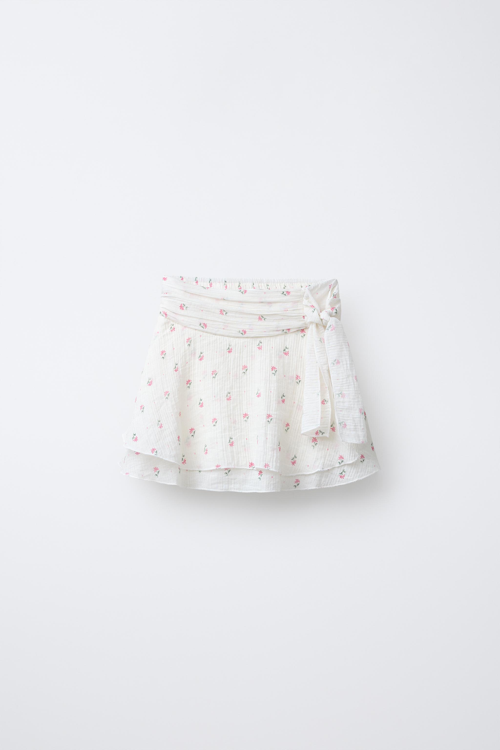JUPE-SHORT À VOLANTS ET FLEURS