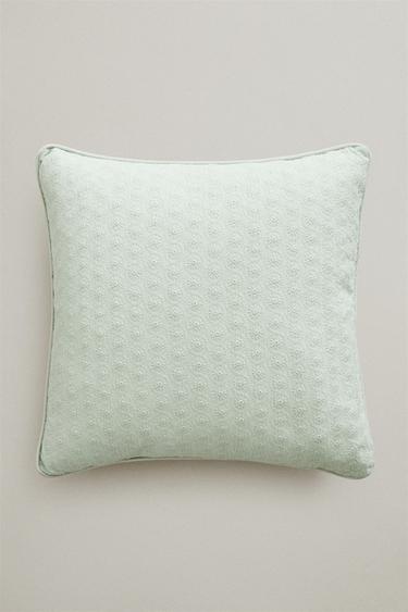 CUSHION COVER WITH FLORAL EMBROIDERY - أخضر باستيل الخاص بـ Zara