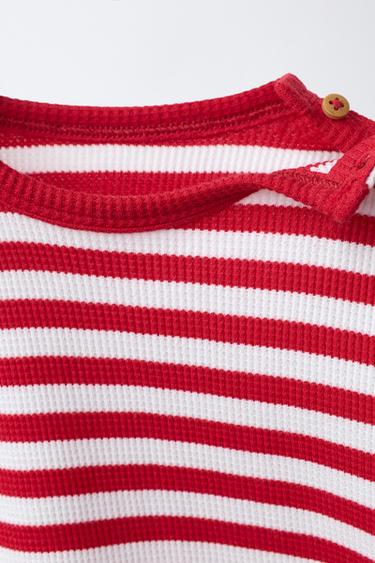 ENSEMBLE GAUFRÉ T-SHIRT ET BERMUDA À RAYURES - Rouge de Zara - Image 2