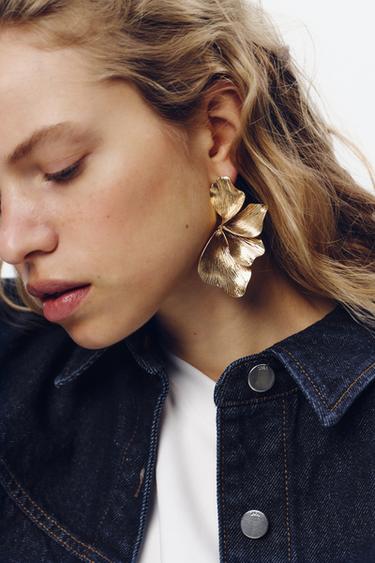 EMBOSSED FAN EARRINGS - Golden by Zara - Image 1