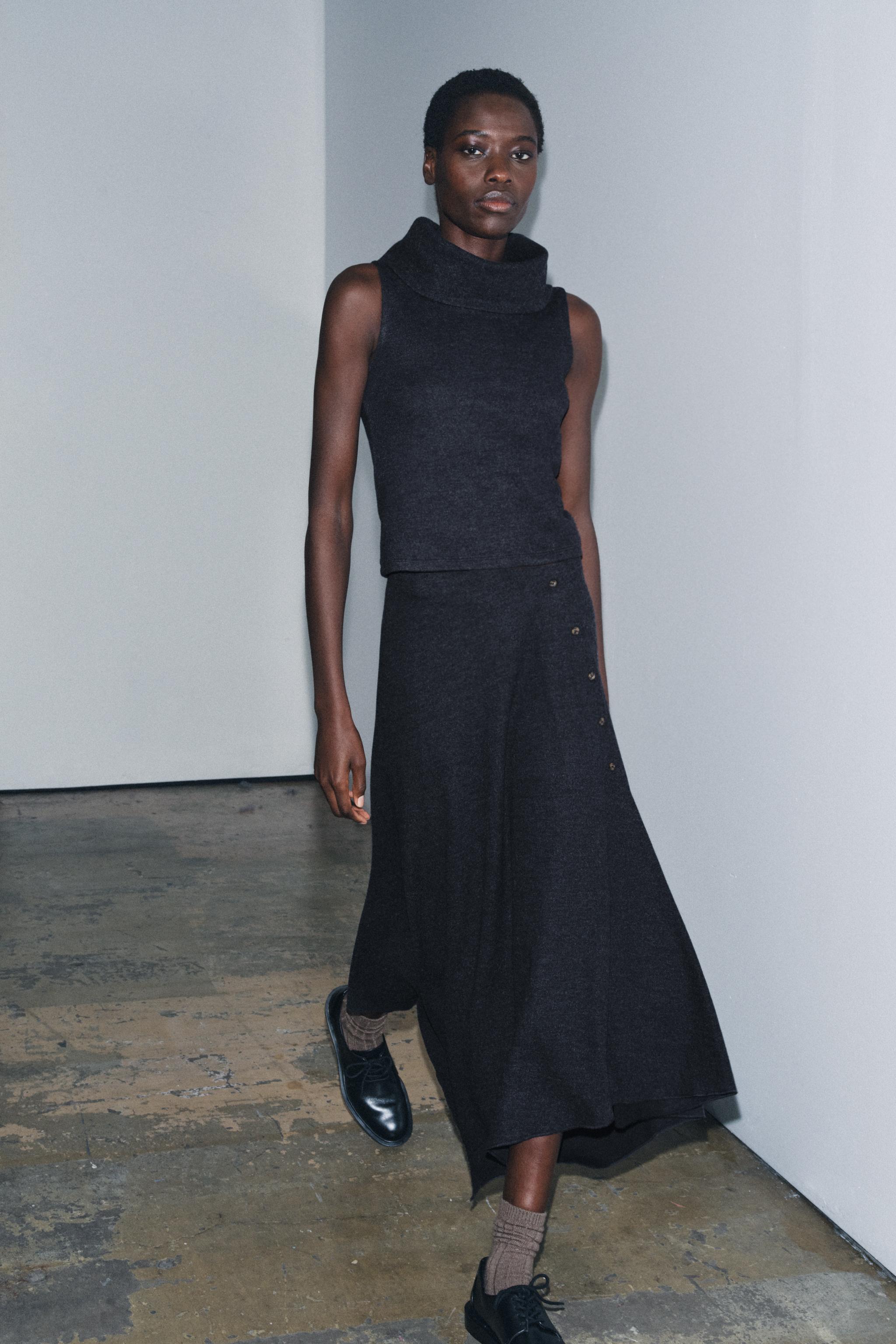 Порно өзіне минет жасайды Жалаңаш әйелдер төрт аяқтап тұрады