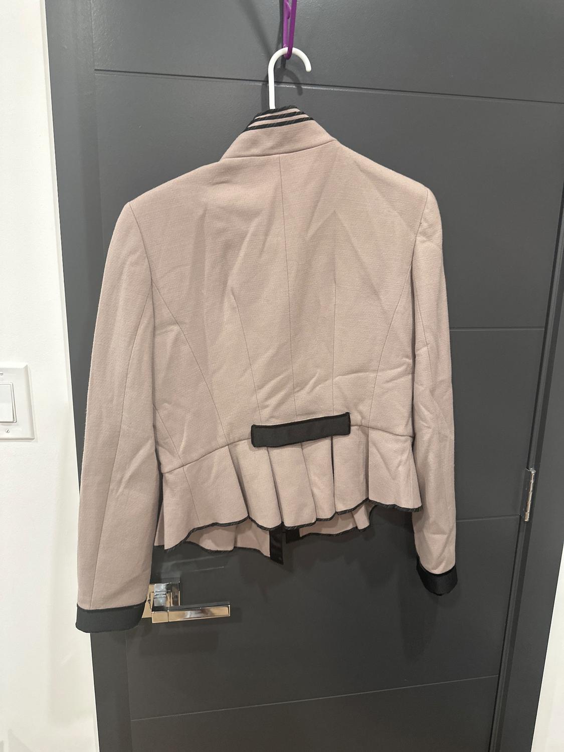 BLAZER IN GREAT CONDITION - Image 3