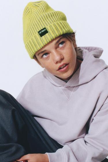 قبعة محبوكة بشعار - ليموني الخاص بـ Zara