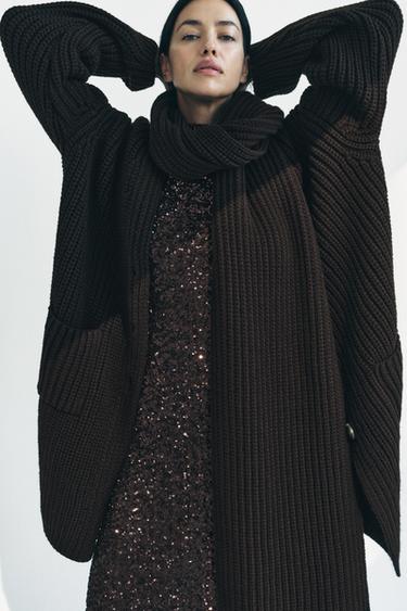 DLOUHÝ ÚPLETOVÝ KABÁT S ŠÁLOU - Hnědá od Zara