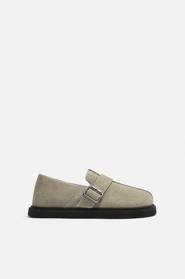 ZUECO PIEL HEBILLA - Gris de Zara