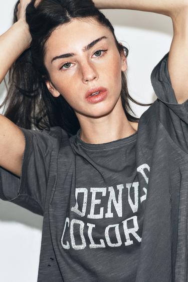 ÁO PHÔNG OVERSIZE RÁCH CHỮ - Than củi từ Zara