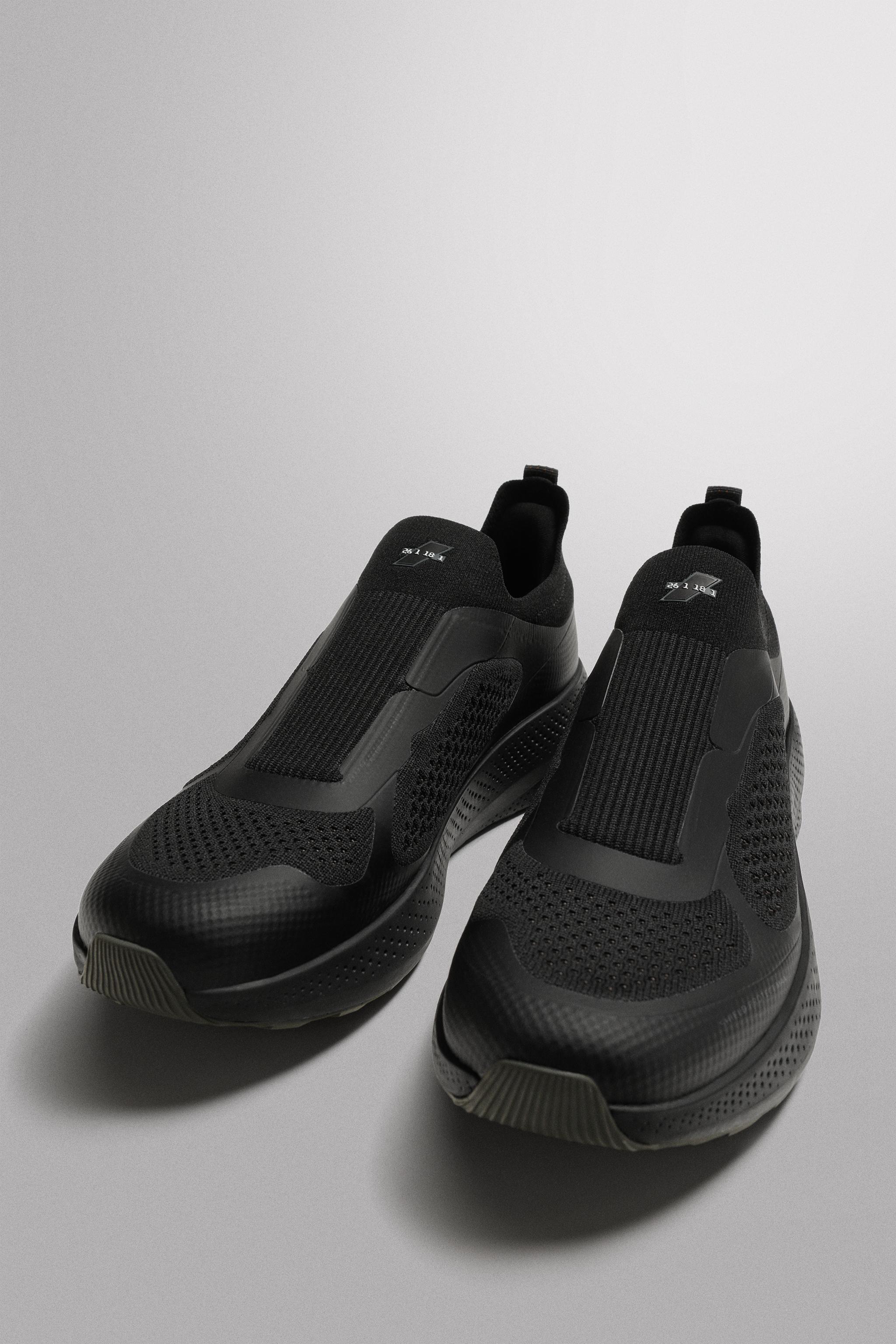 TRAIL  RUNNING SNEAKERS