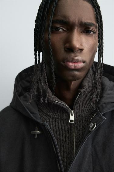 CAZADORA CAPUCHA ALAMARES - Negro de Zara