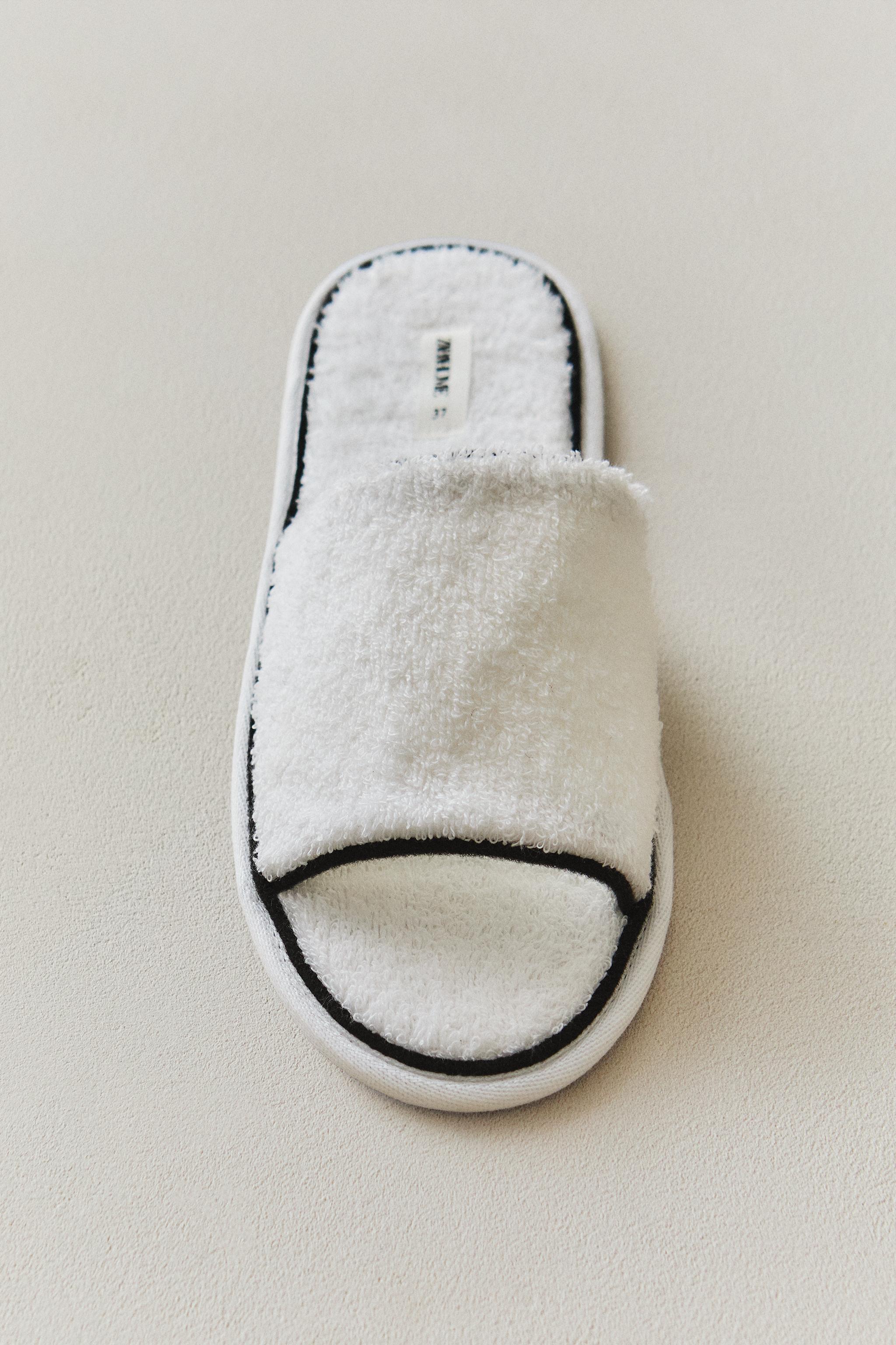 PANTOUFLES À BOUT OUVERT SERVIETTE DE BAIN DÉTAIL VIF