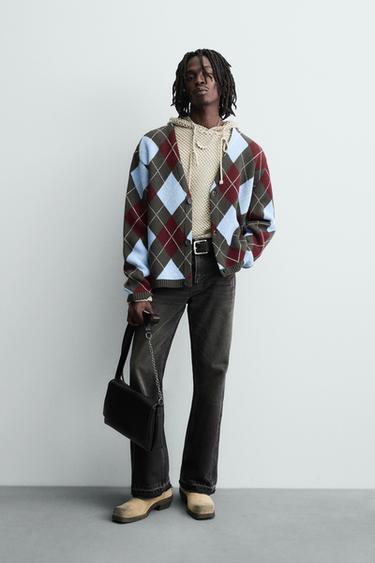 كارديغان هيكلي بنقشة معينات - شوكولاتة الخاص بـ Zara