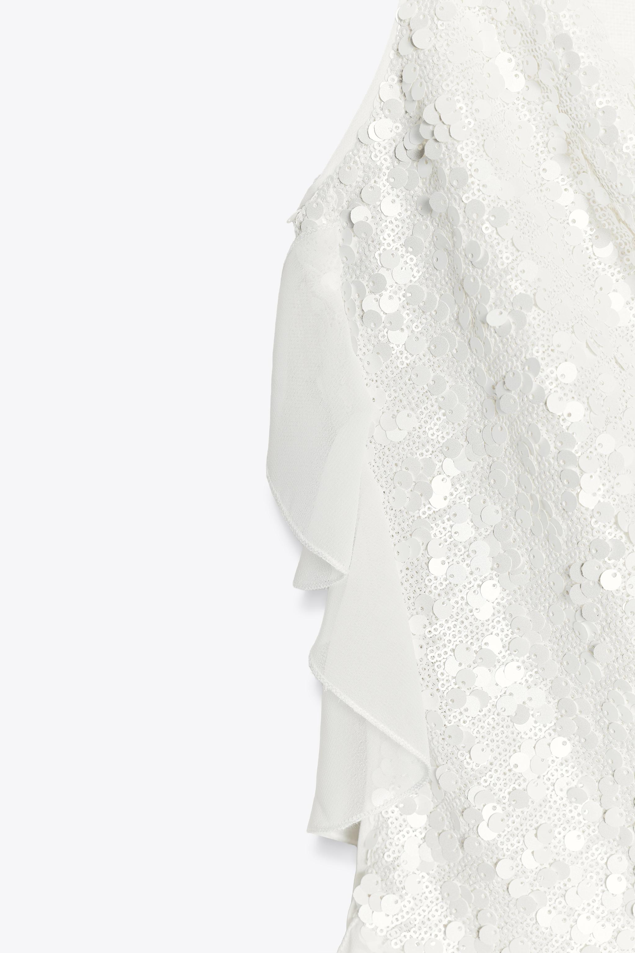 ROBE COURTE À PAILLETTES ET VOLANTS