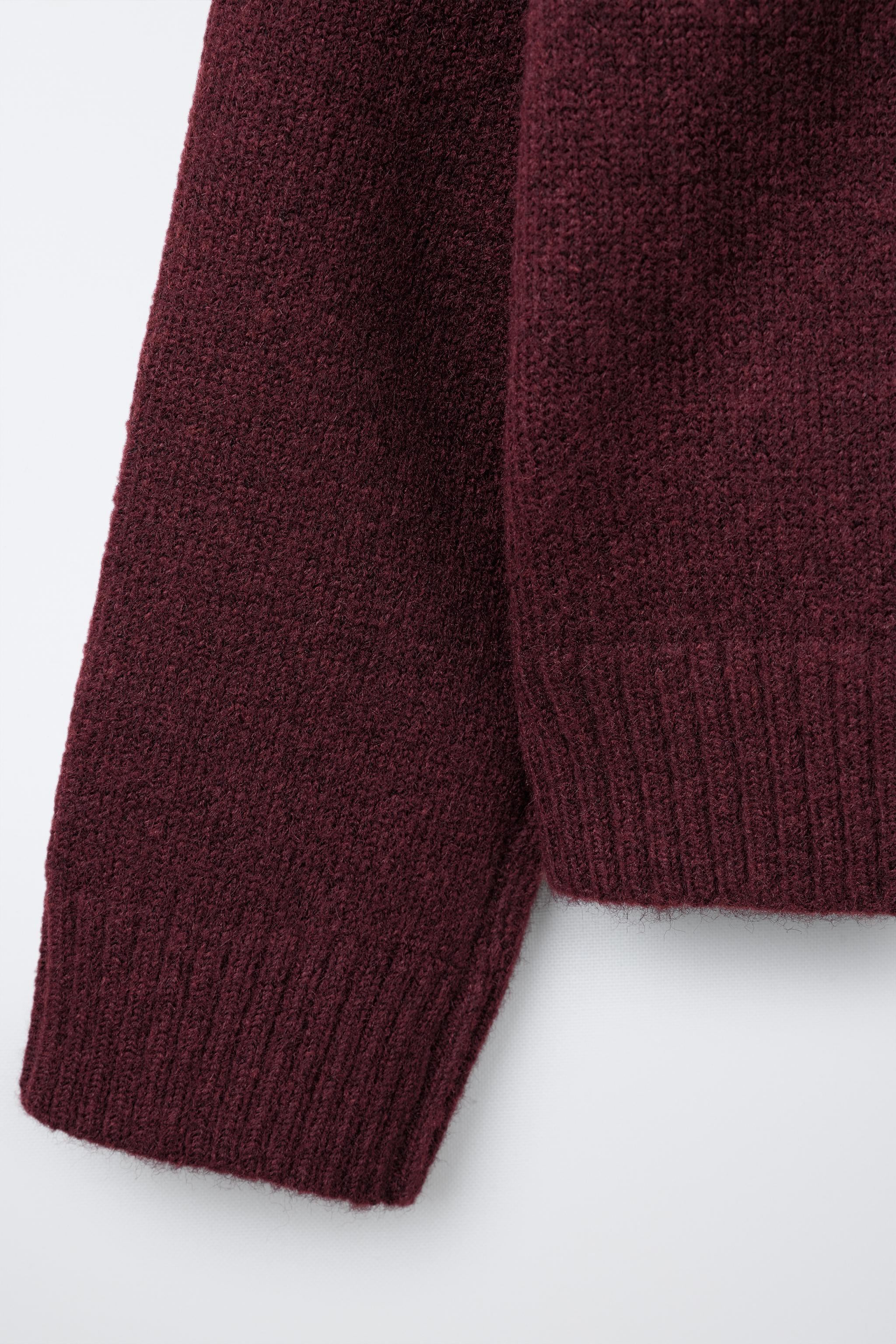 PULL EN MAILLE À CAPUCHE AVEC INSCRIPTION