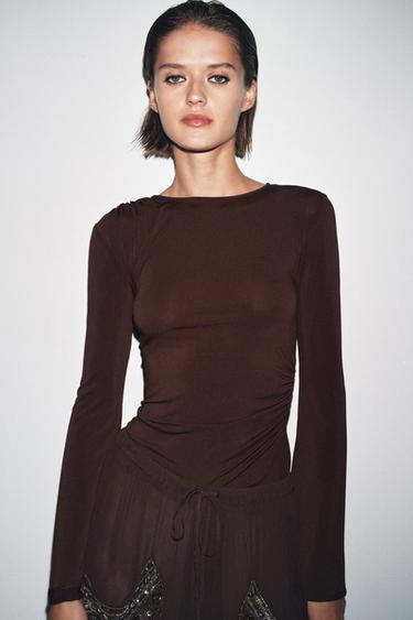 تيشرت بزمات وأكمام طويلة - بني الخاص بـ Zara