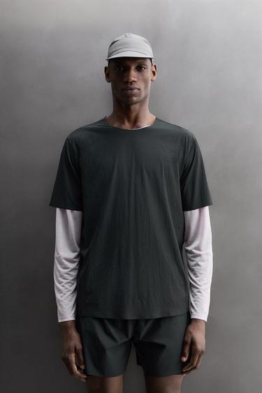 TECHNICAL TEXTURED T-SHIRT - Black by Zara