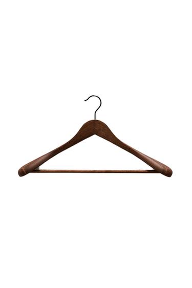علّاقة معاطف بمظهر خشبي - بني داكن الخاص بـ Zara